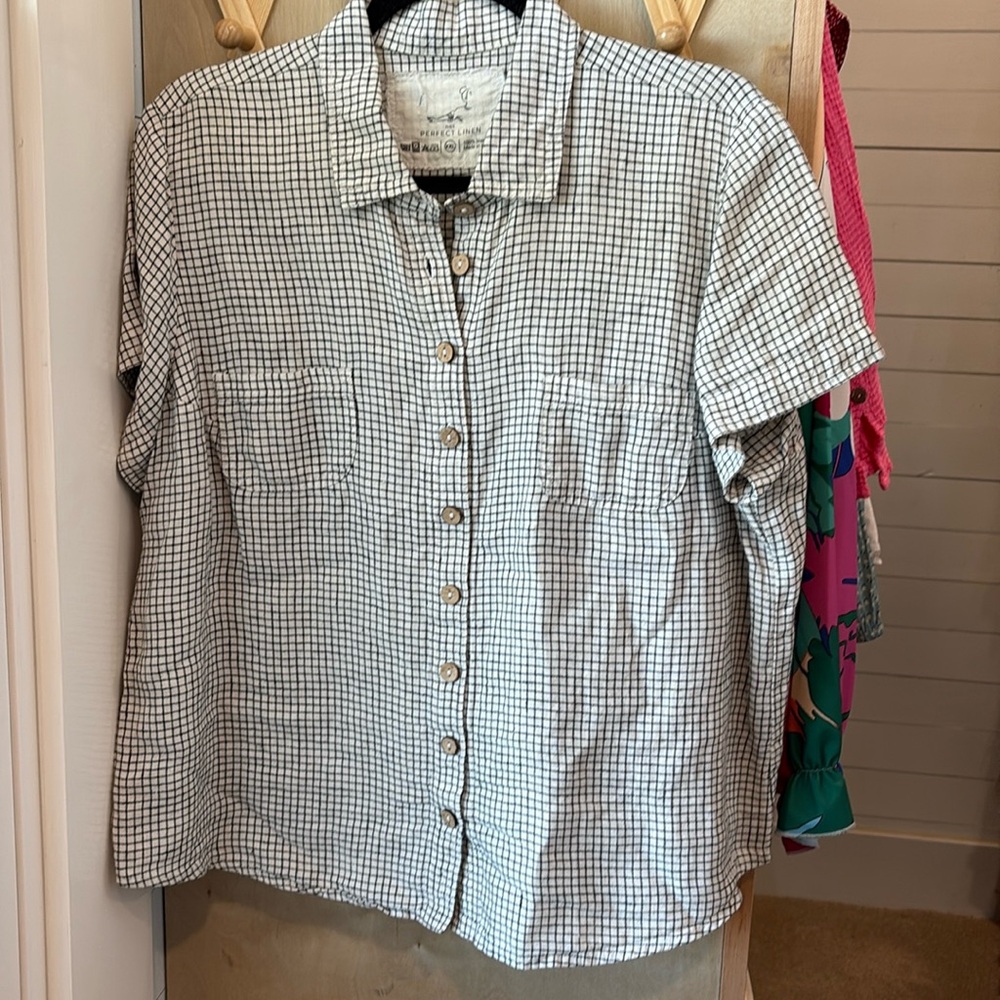 not PERFECT LINEN size xxl button down blouse. White with black details